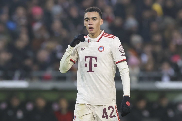 踢球者：拜仁计划让戴维斯、伊藤洋辉、穆西亚拉在11月逐步回归