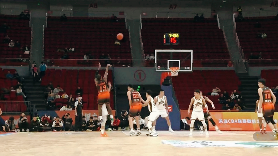 开云Kaiyun官网入口-23分大胜、豪取7连胜！山东男篮13记3分引爆全场，邱彪多次发飙